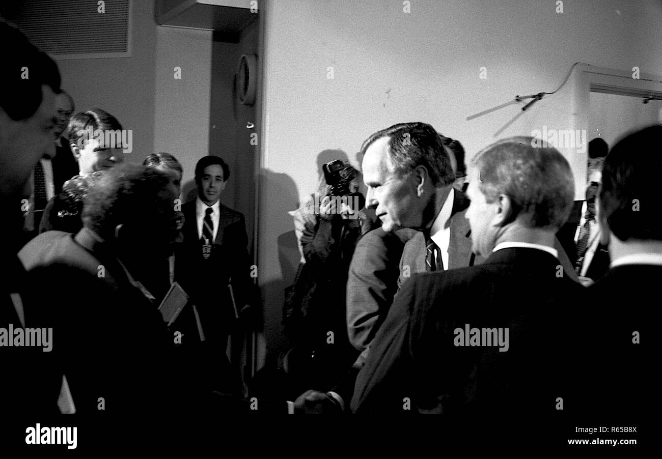Washington, DC. 4-18-1991 Le Président George H. W. Bush serre la main avec les clients dans la chambre 450 Crédit : Mark Reinstein OEOB /MediaPunch Banque D'Images