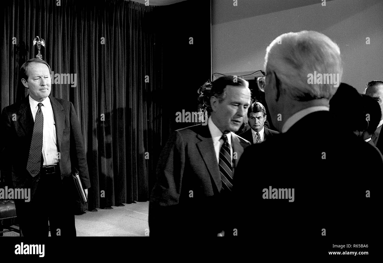 Washington, DC. 4-18-1991 Le Président George H. W. Bush serre la main avec les clients dans la chambre 450 Crédit : Mark Reinstein OEOB /MediaPunch Banque D'Images