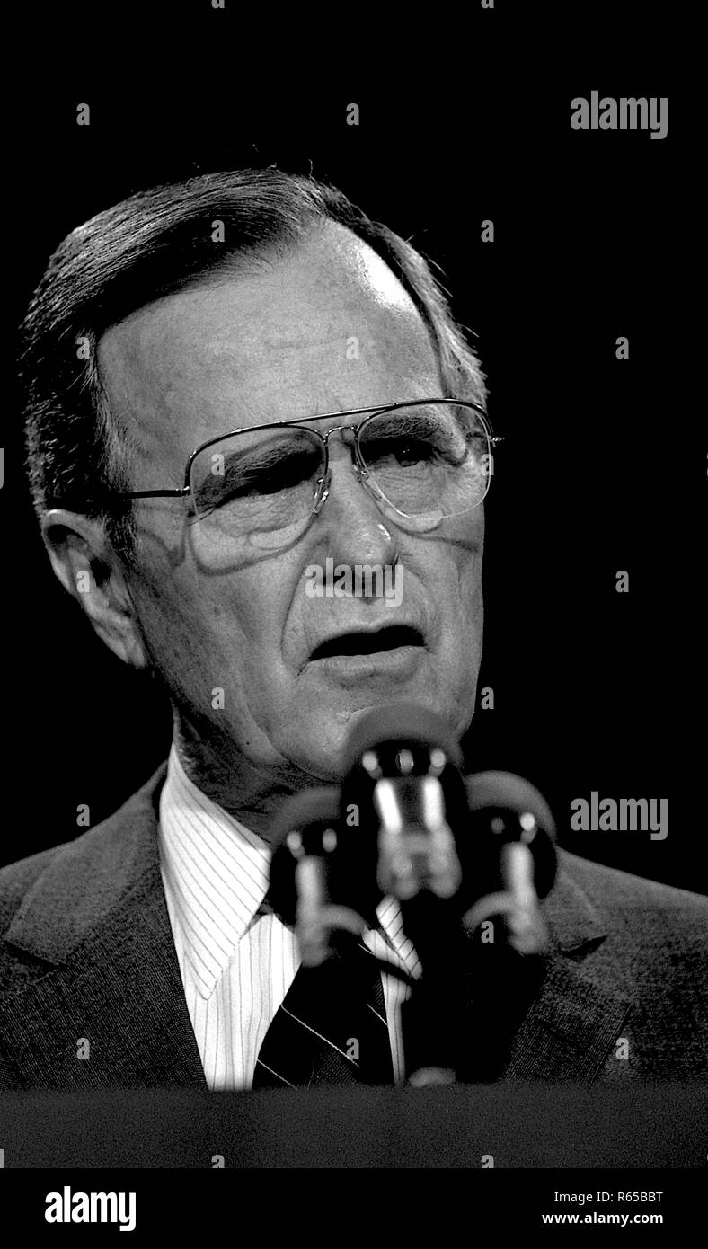 Washington, DC. 4-18-1991 Le Président George H. W. Bush le long avec le secrétaire de l'éducation Lamar Alexander donne un exposé sur la stratégie de l'état de l'éducation nationale. Credit : Mark Reinstein /MediaPunch Banque D'Images