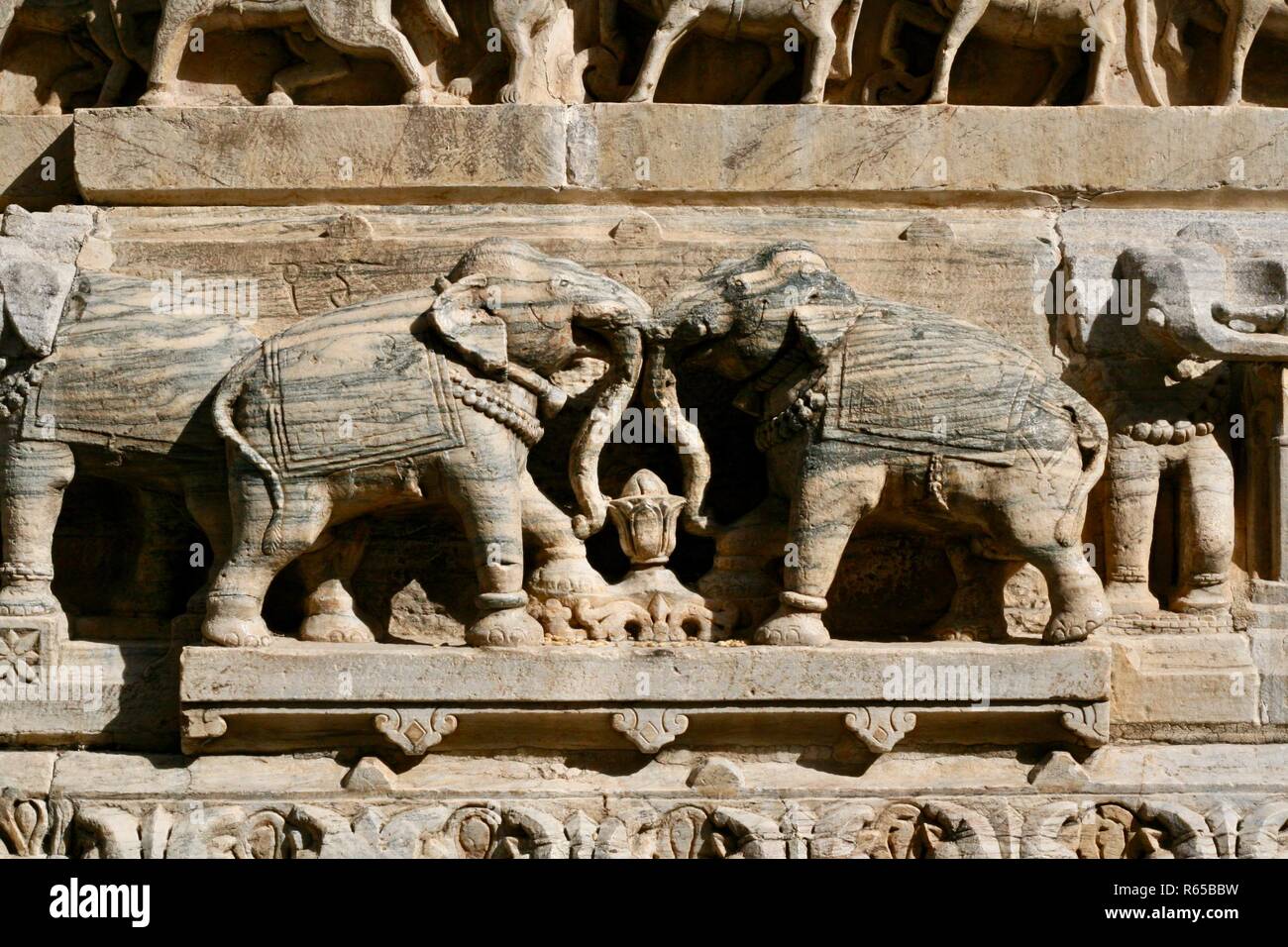 Deux éléphants chaque message d'autres sculptées dans le marbre sur un mur de temple indien Banque D'Images