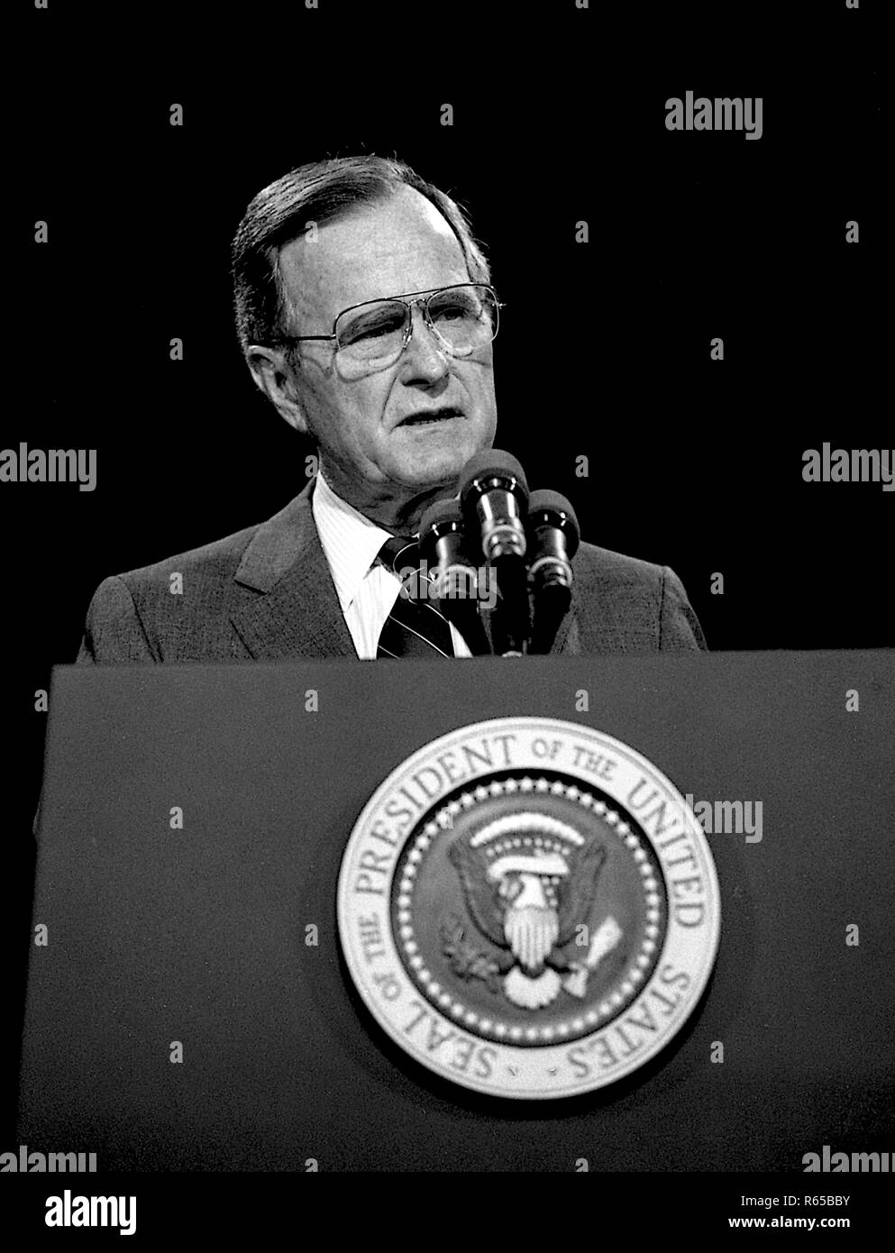 Washington, DC. 4-18-1991 Le Président George H. W. Bush le long avec le secrétaire de l'éducation Lamar Alexander donne un exposé sur la stratégie de l'état de l'éducation nationale. Credit : Mark Reinstein /MediaPunch Banque D'Images