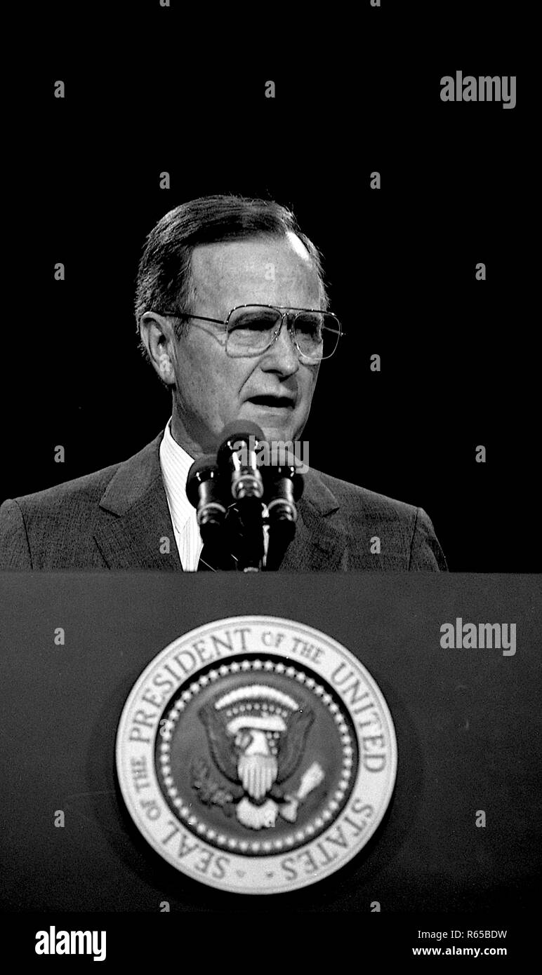 Washington, DC. 4-18-1991 Le Président George H. W. Bush le long avec le secrétaire de l'éducation Lamar Alexander donne un exposé sur la stratégie de l'état de l'éducation nationale. Credit : Mark Reinstein /MediaPunch Banque D'Images