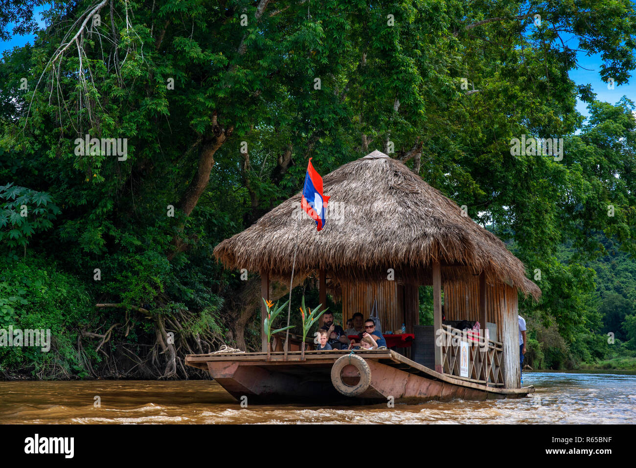 Excursion en bateau sur le fleuve du Mékong dans la région de Elephant Village Sanctuary & Resort, près de Luang Prabang au Laos Banque D'Images