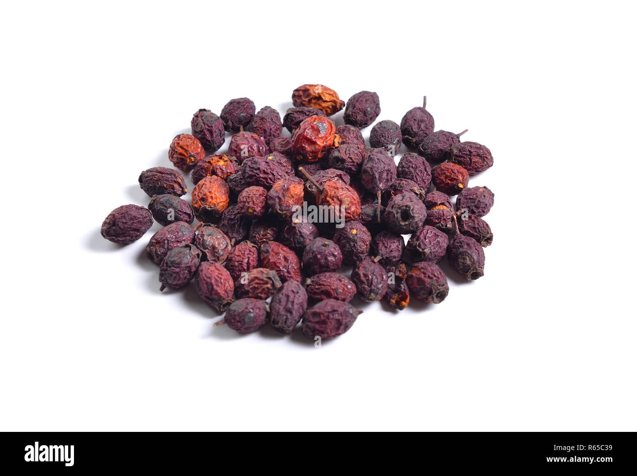 Herbes médicinales séchées matières premières isolé sur blanc. Fruit de l'aubépine, Crataegus communément appelé thornapple, peut-tree, whitethorn, ou hawberry Banque D'Images