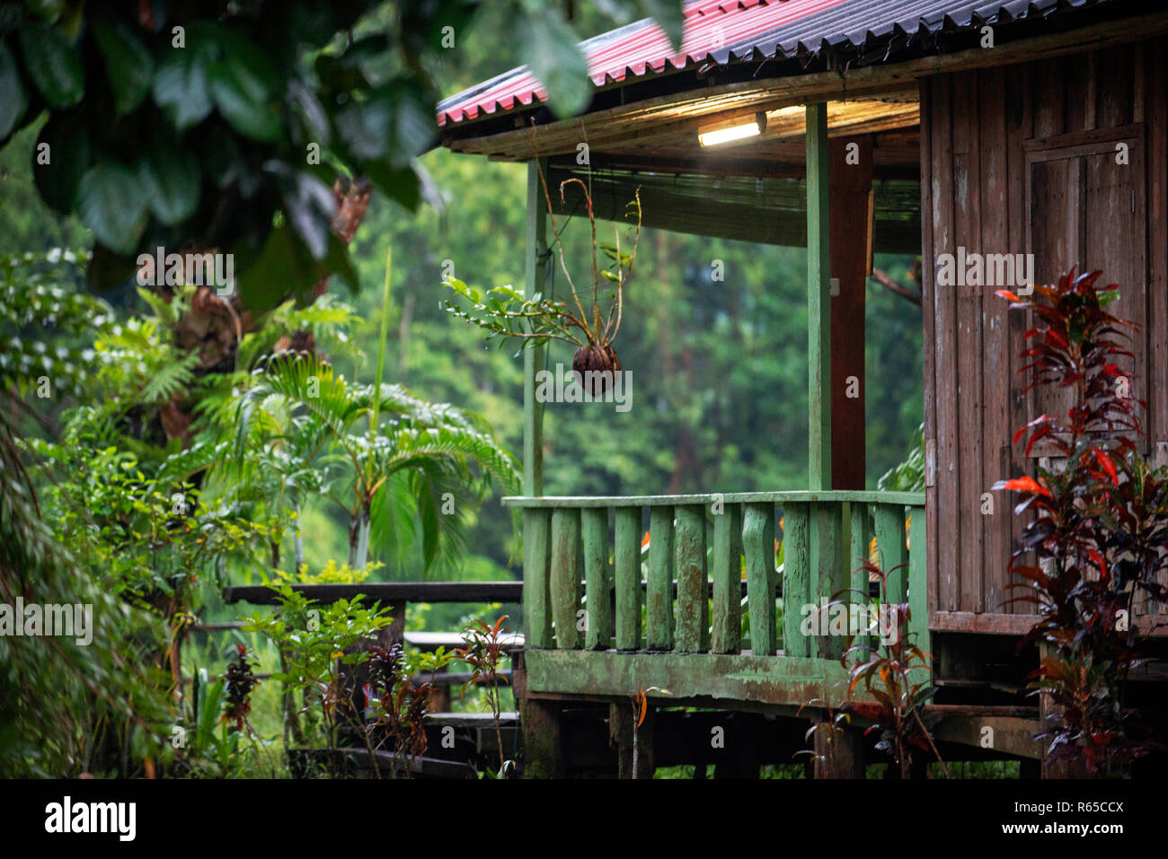 Aera rural village de Thakhek dans le district de Hinboun province de Khammouane au Laos. Sala Hinboun est situé sur les rives de la rivière Hinboun entouré la chaux ston Banque D'Images
