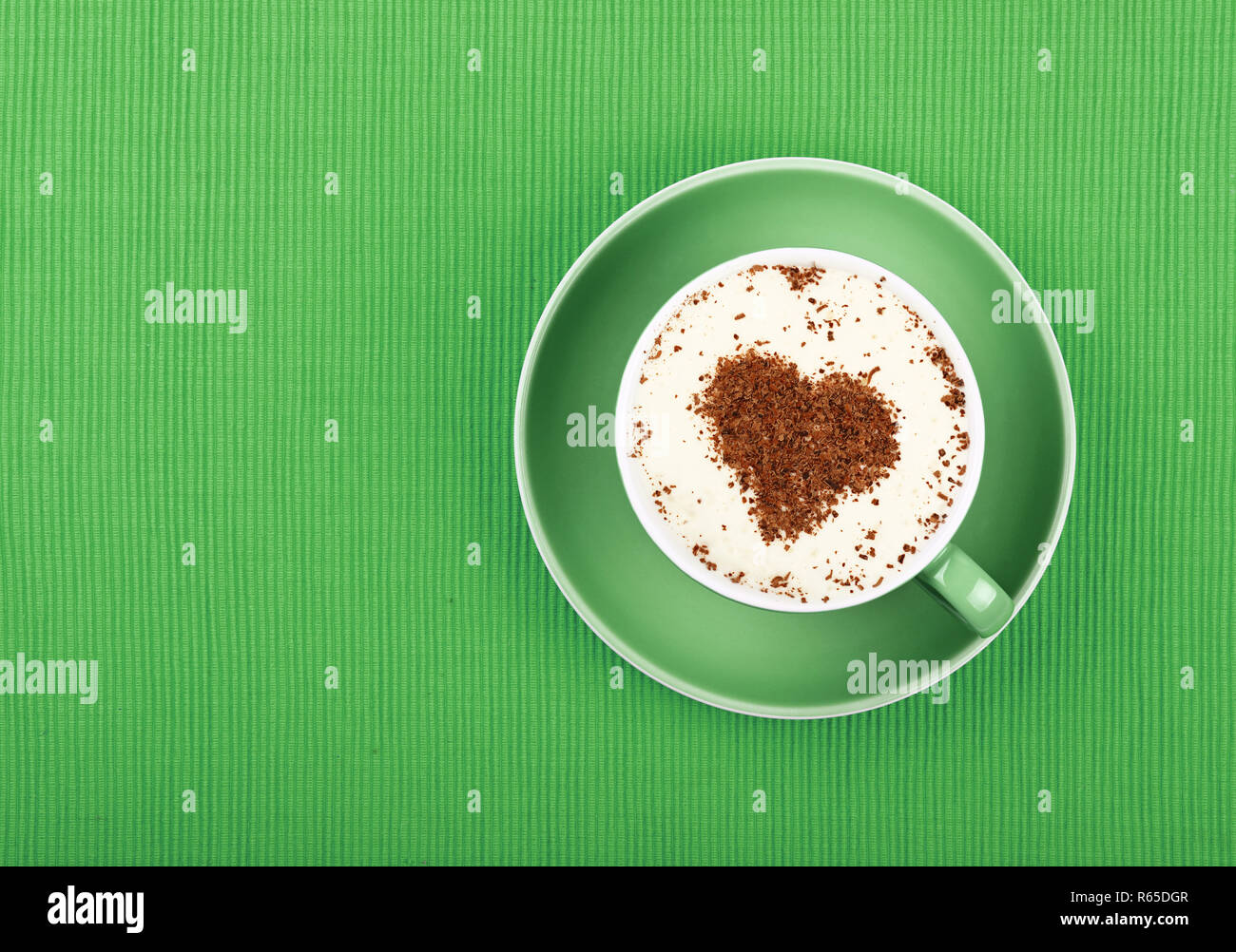 Close up latte cappuccino dans la cuvette sur vert Banque D'Images