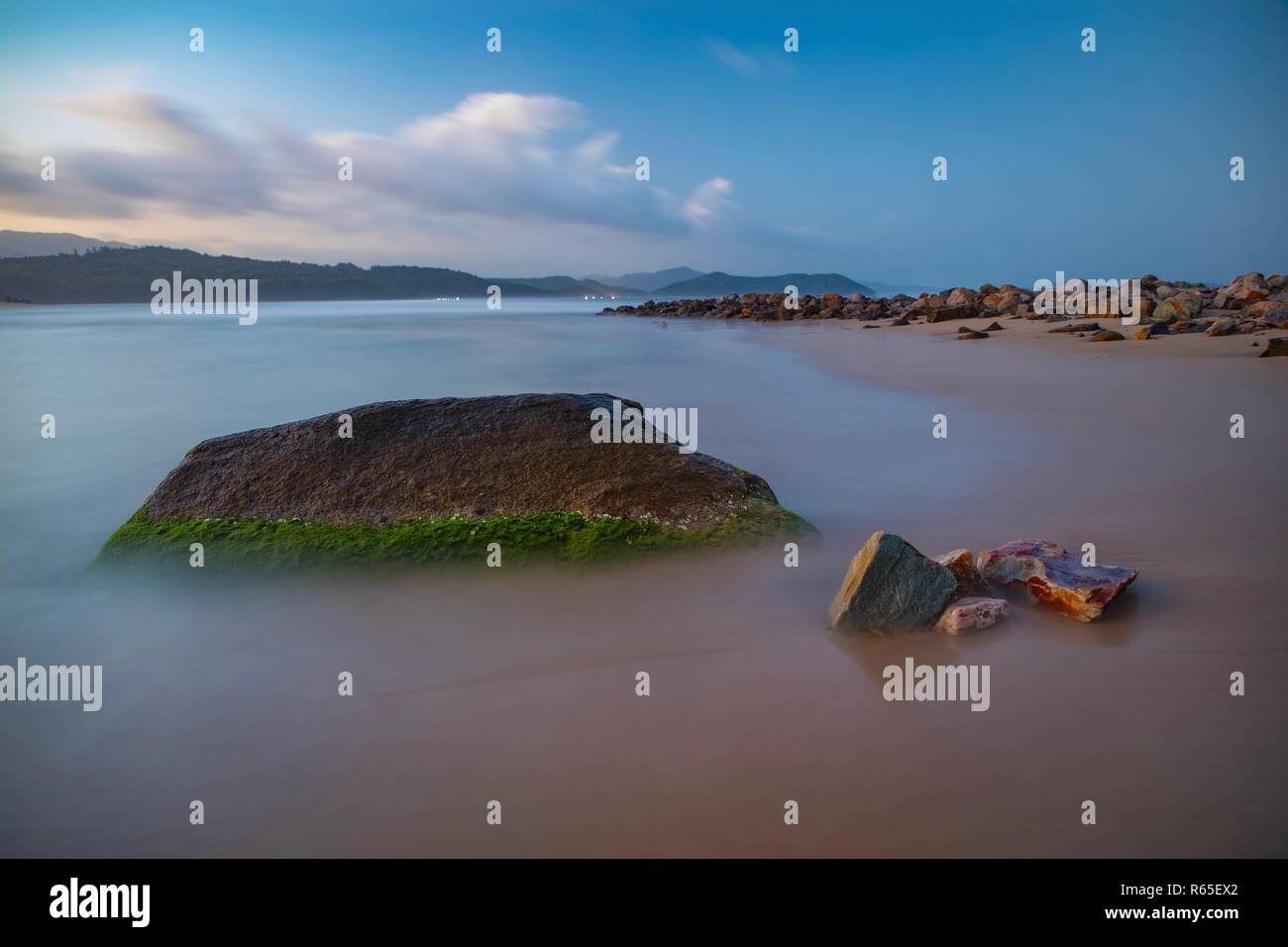 Une côte rocheuse plage sur la mer de Chine du sud à Lam Bay au Vietnam. Banque D'Images