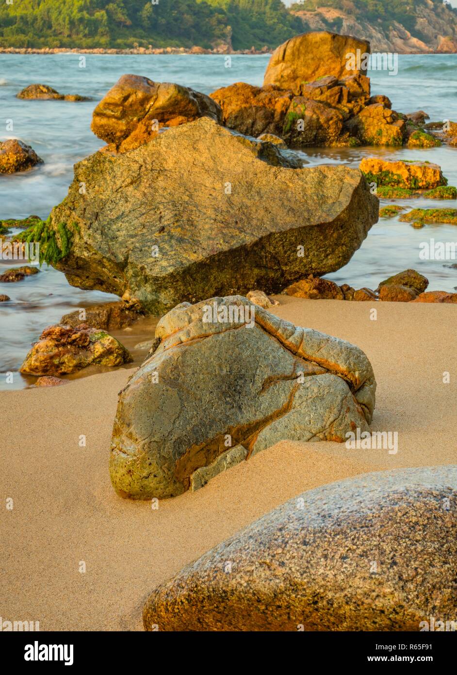 Une côte rocheuse plage avec de belles roches texturé à Lam Bay au Vietnam. Banque D'Images