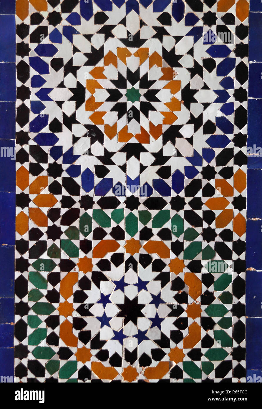 Maroc Marrakech - Arabesque colorée typique de la vieille Mauresque céramique émaillée carreaux de mur. Banque D'Images