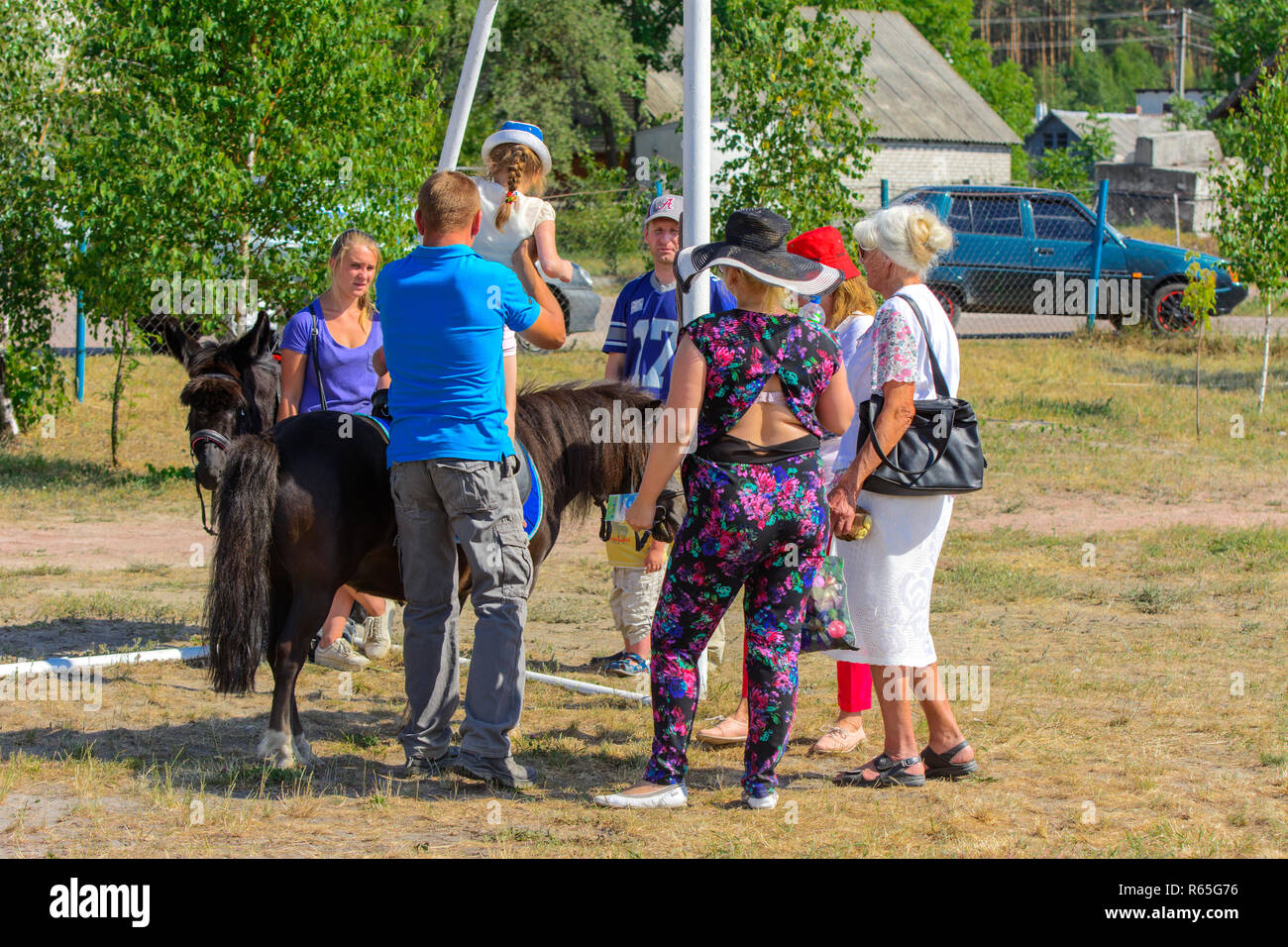 Zarechany, Ukraine - le 10 juin 2018. L'équitation. Réunion des habitants sur le festival du village de Zarechany. Les événements publics, la charité, rural Banque D'Images