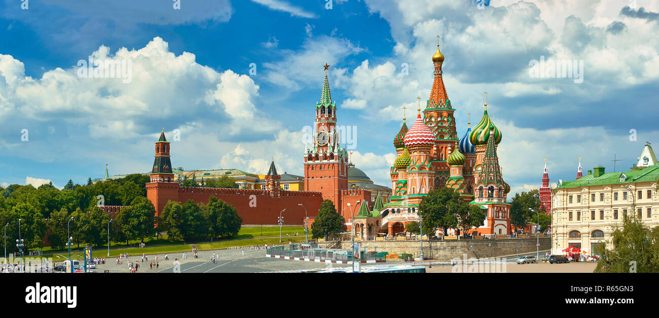 Vue panoramique sur la Place Rouge de Moscou, Kremlin tours, stars et horloge Kuranti, la cathédrale de Saint Basil église. Hôtel Panorama à partir de la Russie. Locations de vacances Moscou tours célèbres sites touristiques château en brique Banque D'Images