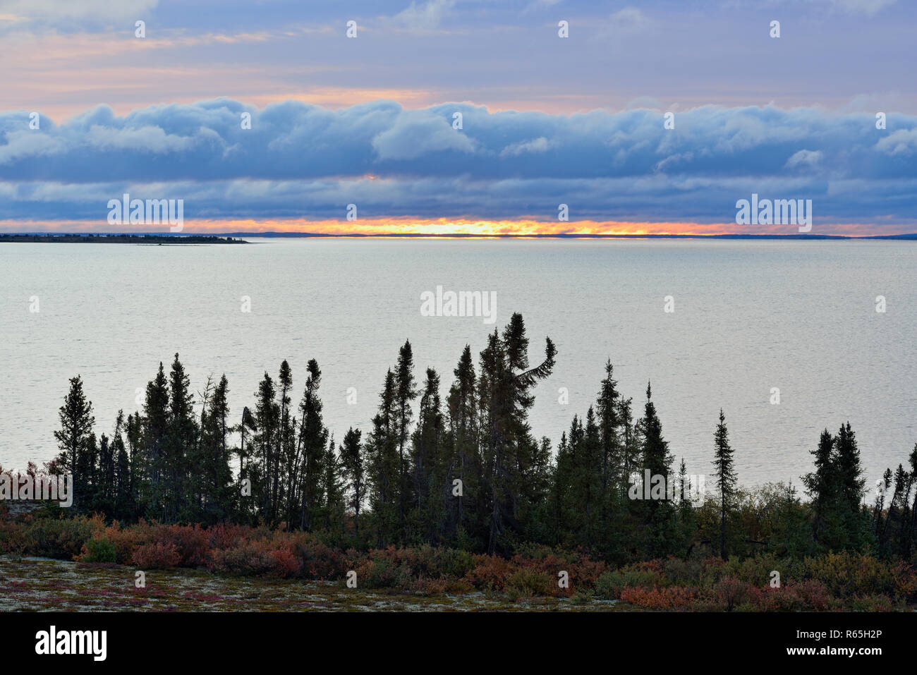 Lac Ennadai et matin nuages, Arctic Haven Lodge, le territoire du Nunavut, Canada Banque D'Images