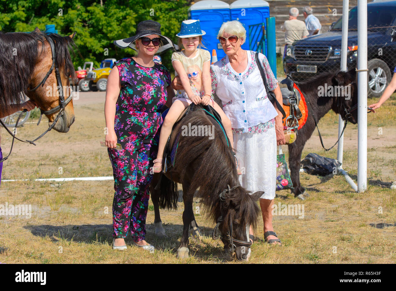 Zarechany, Ukraine - le 10 juin 2018. L'équitation. Réunion des habitants sur le festival du village de Zarechany. Les événements publics, la charité, rural Banque D'Images