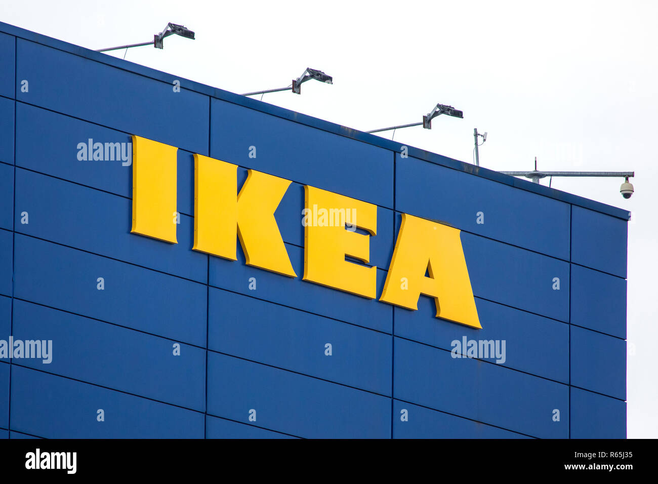 COVENTRY, Royaume-Uni - 26 juillet 2018 : le signe d'IKEA sur l'extérieur d'un de leurs magasins au Royaume-Uni, le 26 juillet 2018. Banque D'Images