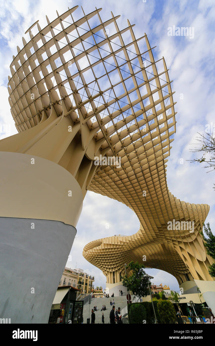 Parasol Metropole - étrange, merveilleux, parasol en bois géant et passerelle surélevée dans le centre de Séville. Banque D'Images