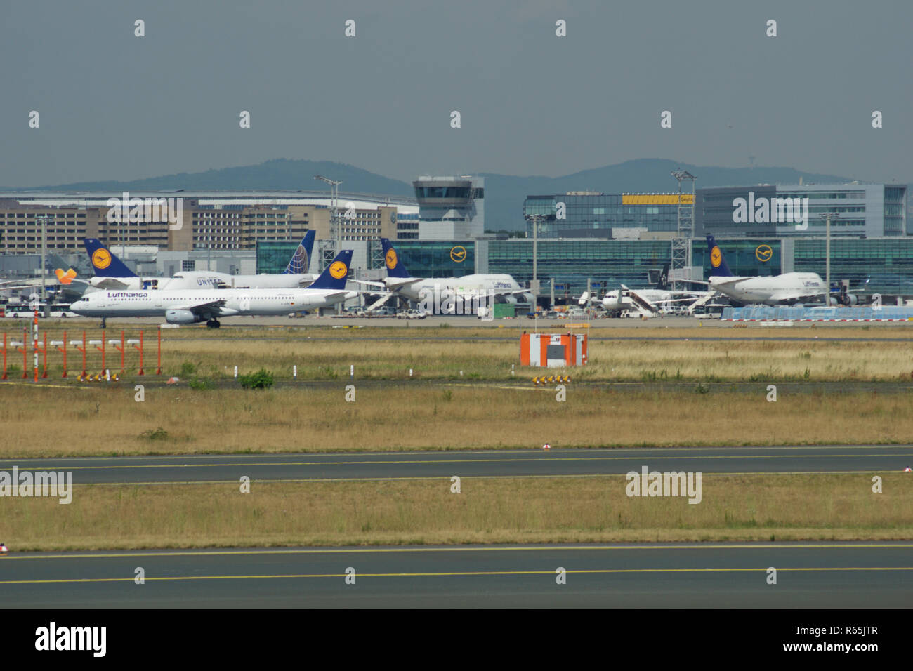 Francfort, Allemagne - May 09th, 2017 : Appareils debout près du terminal 1 de l'aéroport de Francfort à la porte ou un tablier Banque D'Images