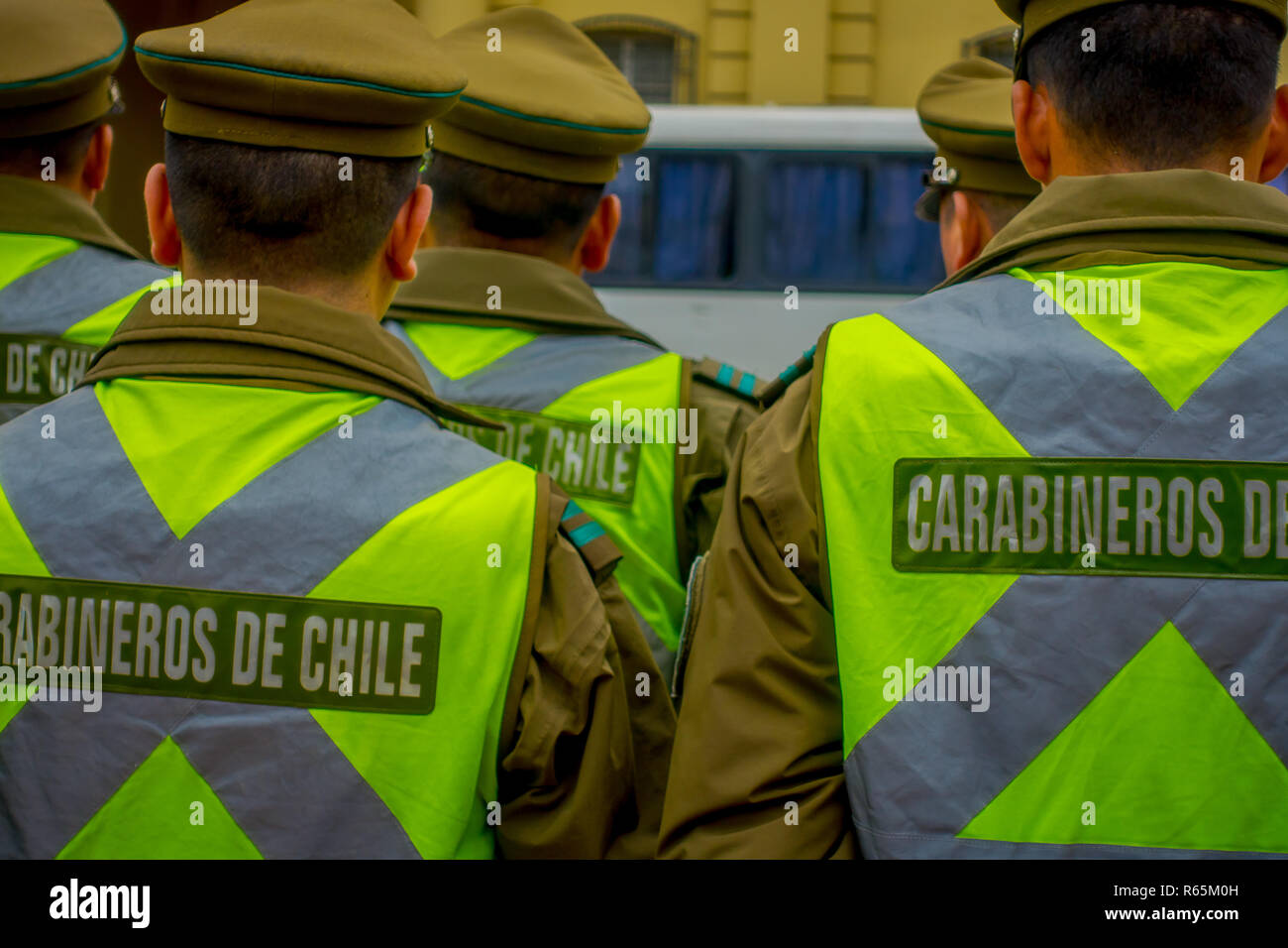 SANTIAGO, CHILI - 13 septembre 2018 : vue arrière de la police appelé comme contrôle de la foule de carabiniers segurity en face du Palais de la Moneda, siège du Président à Santiago Banque D'Images