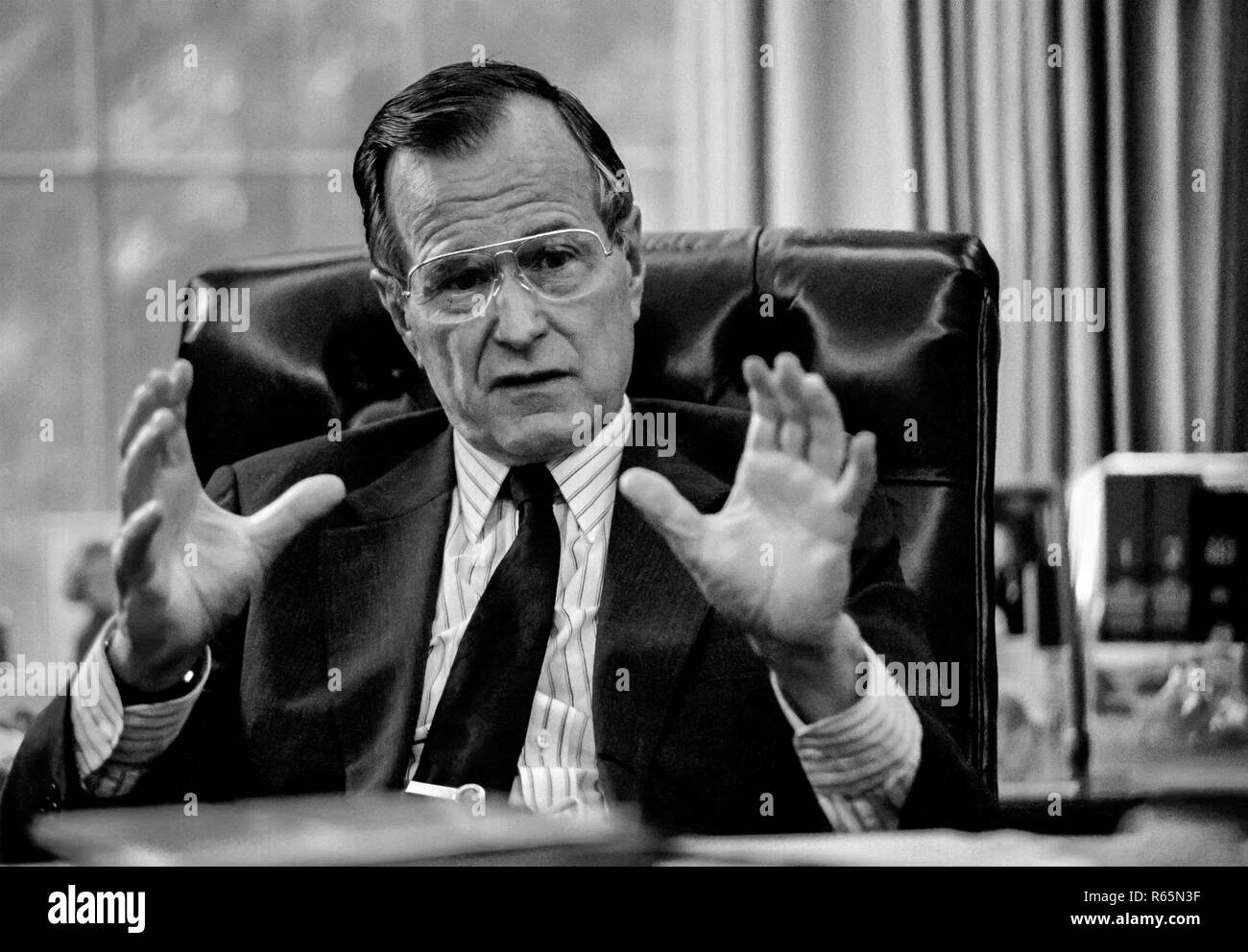 Le président George H. W. Bush à son bureau dans le bureau ovale de la Maison Blanche en 1989. (Photo de Michael Geissinger.) Banque D'Images