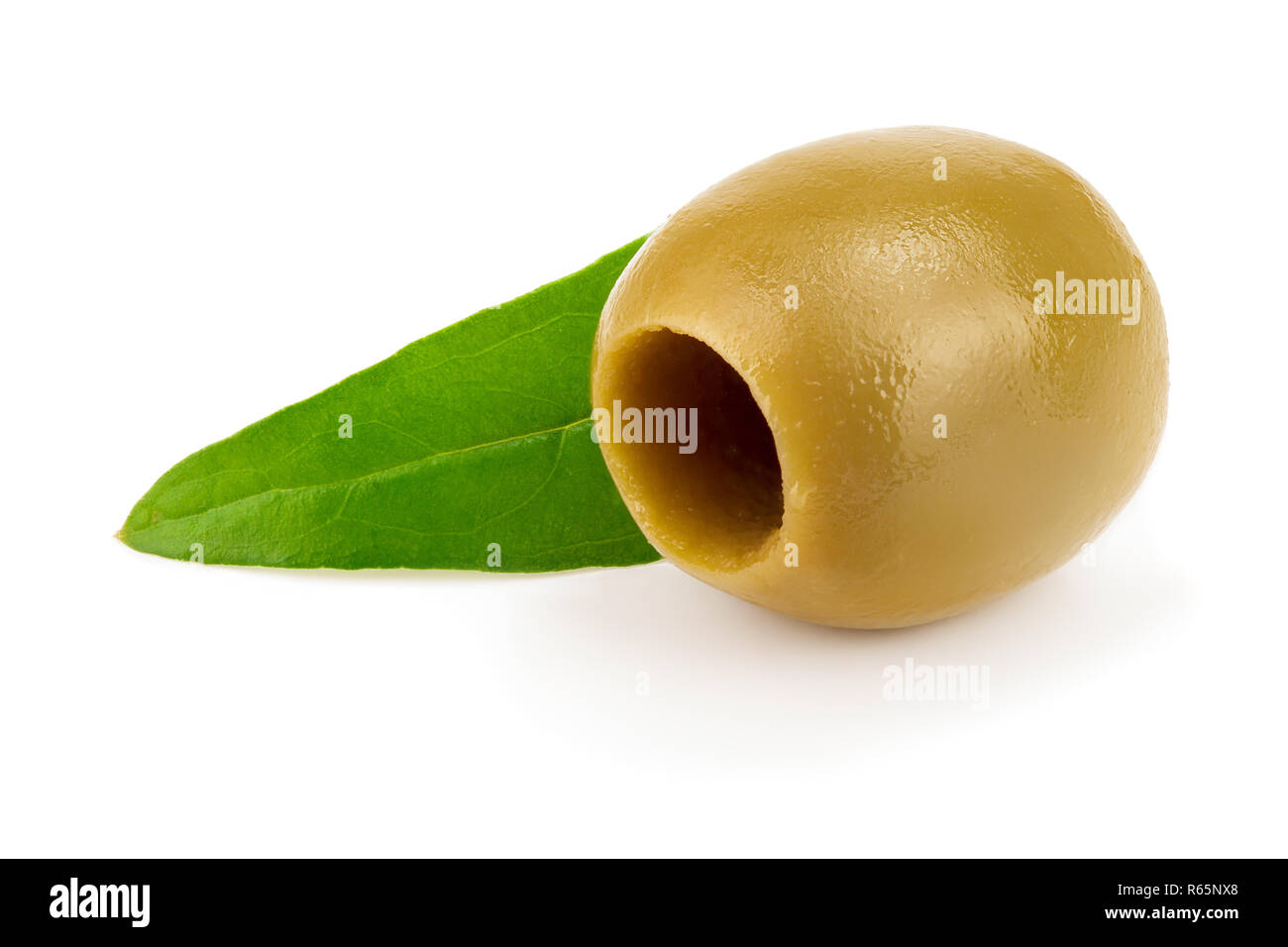 Olives vertes avec des feuilles isolées sur fond blanc Banque D'Images