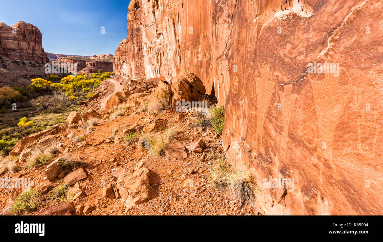 Pétroglyphes le long de la route au-dessus du ruisseau Kane Kane Springs Canyon avec Automne doré peupliers près de Moab, Utah. Banque D'Images