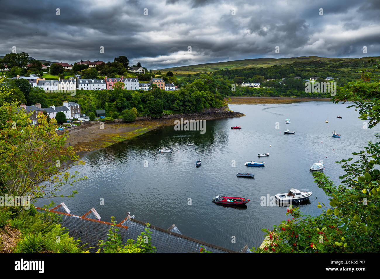 Port et maisons pittoresques dans la ville de Portree sur l'île de Skye en Ecosse Banque D'Images