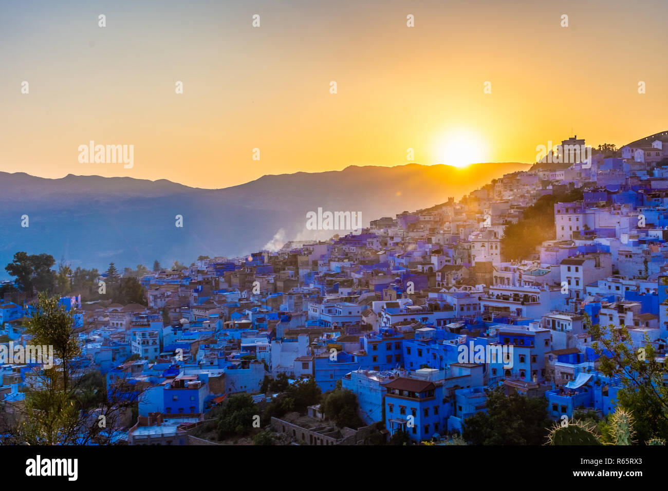 Magnifique Coucher De Soleil Sur La Ville De Chefchaouen La Ville Bleue Du Maroc Photo Stock Alamy