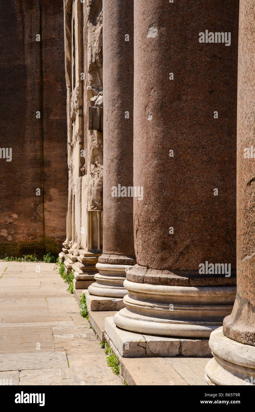 Rangée de bases de colonnes et colonnes massives au Panthéon de Rome, Italie Banque D'Images