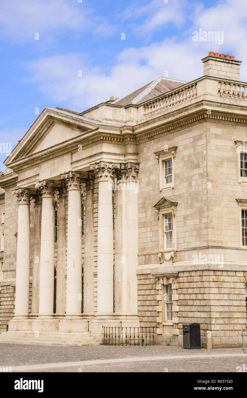 Élégant bâtiment avec portique de colonnes corinthiennes et au Trinity College de Dublin, Irlande Banque D'Images