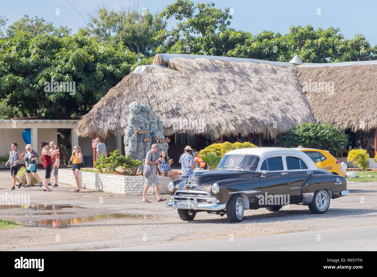 Les touristes faites une pause dans un petit restaurant cubain à la périphérie de La Havane. Banque D'Images