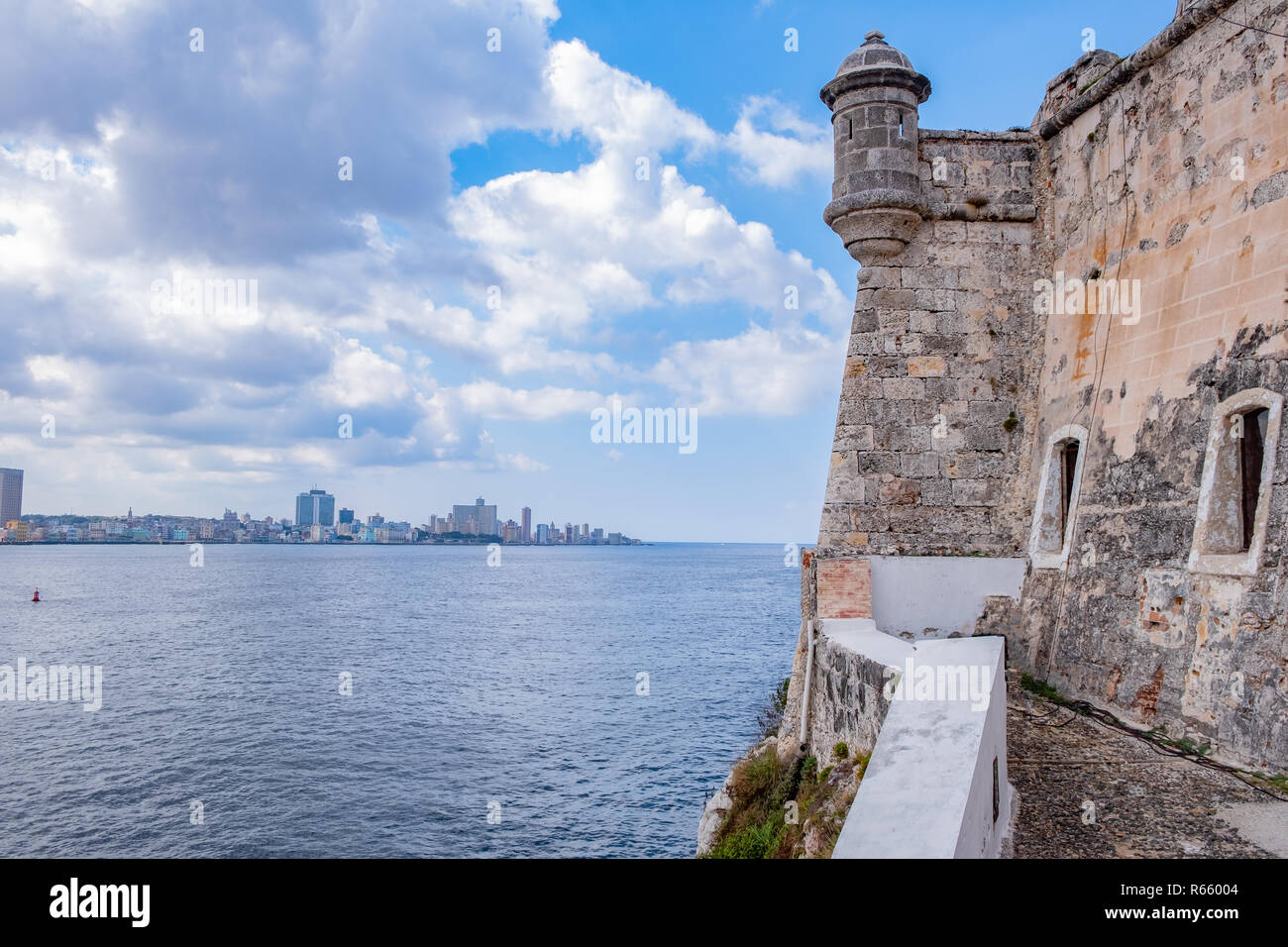 Une partie de l'Morro Castle avec l'horizon de La Havane Cuba sur le port. Banque D'Images