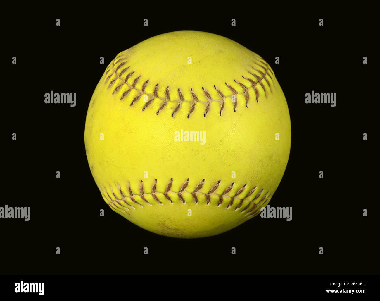 Gros plan du néon jaune sur noir isolé de softball Banque D'Images