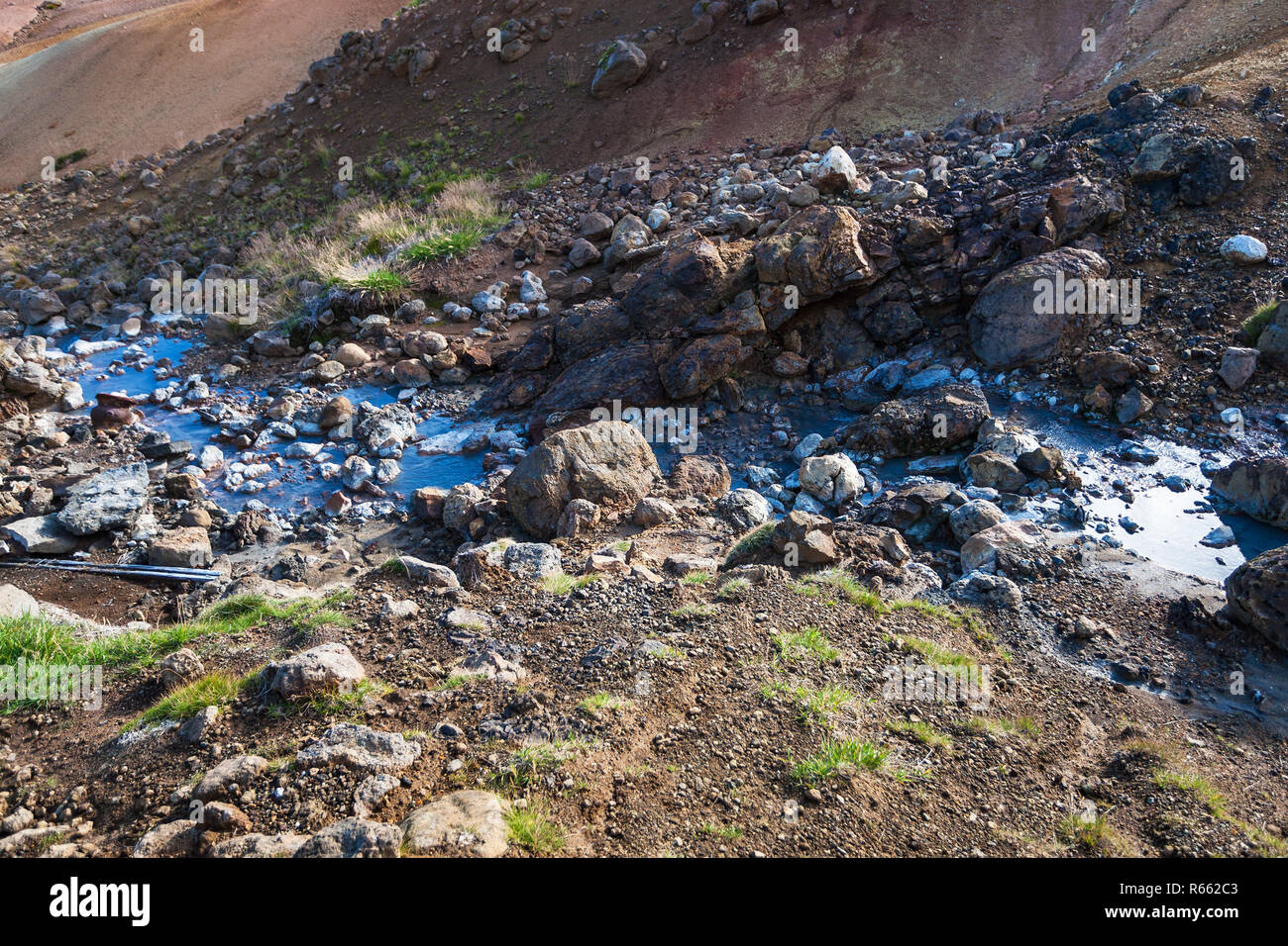 Brook en acide Krysuvik, l'Islande Banque D'Images