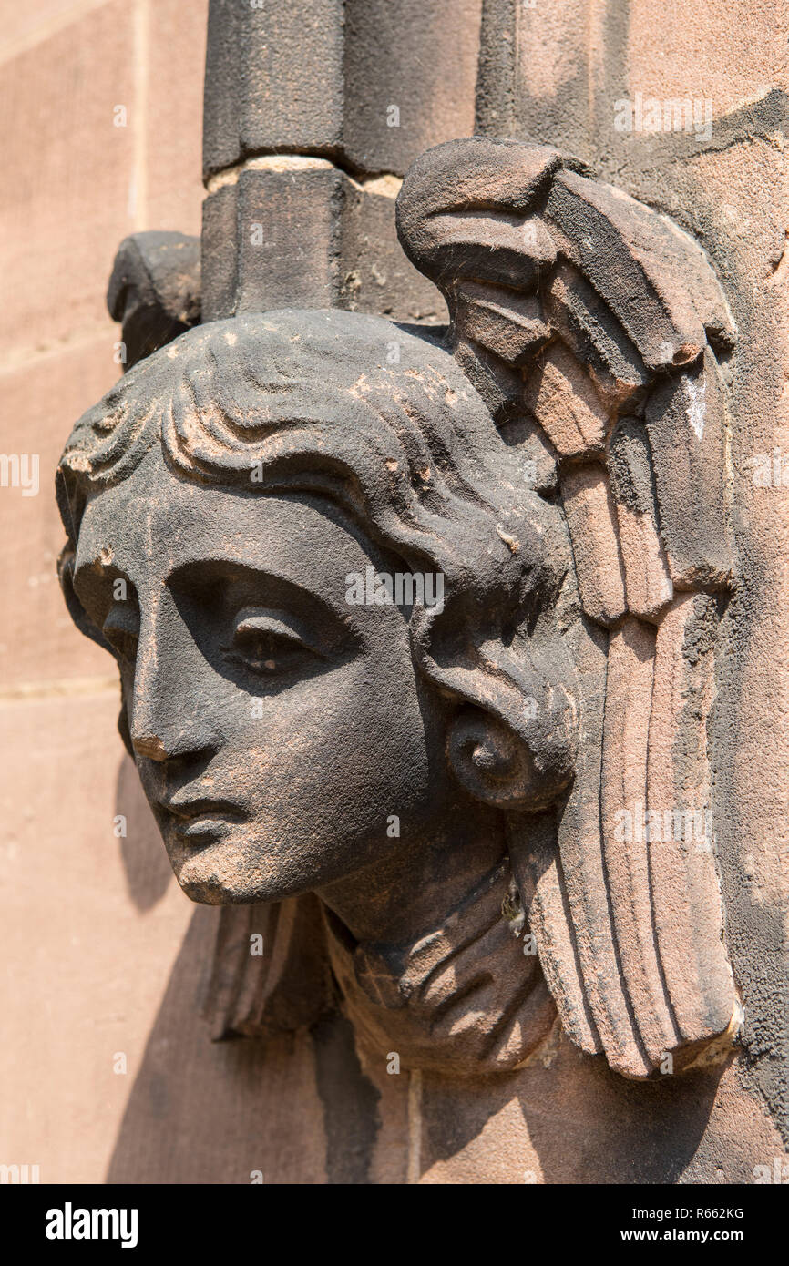 Une belle sculpture en pierre orné à l'extérieur de la ruine bombardée de la cathédrale de Coventry, au Royaume-Uni. Banque D'Images