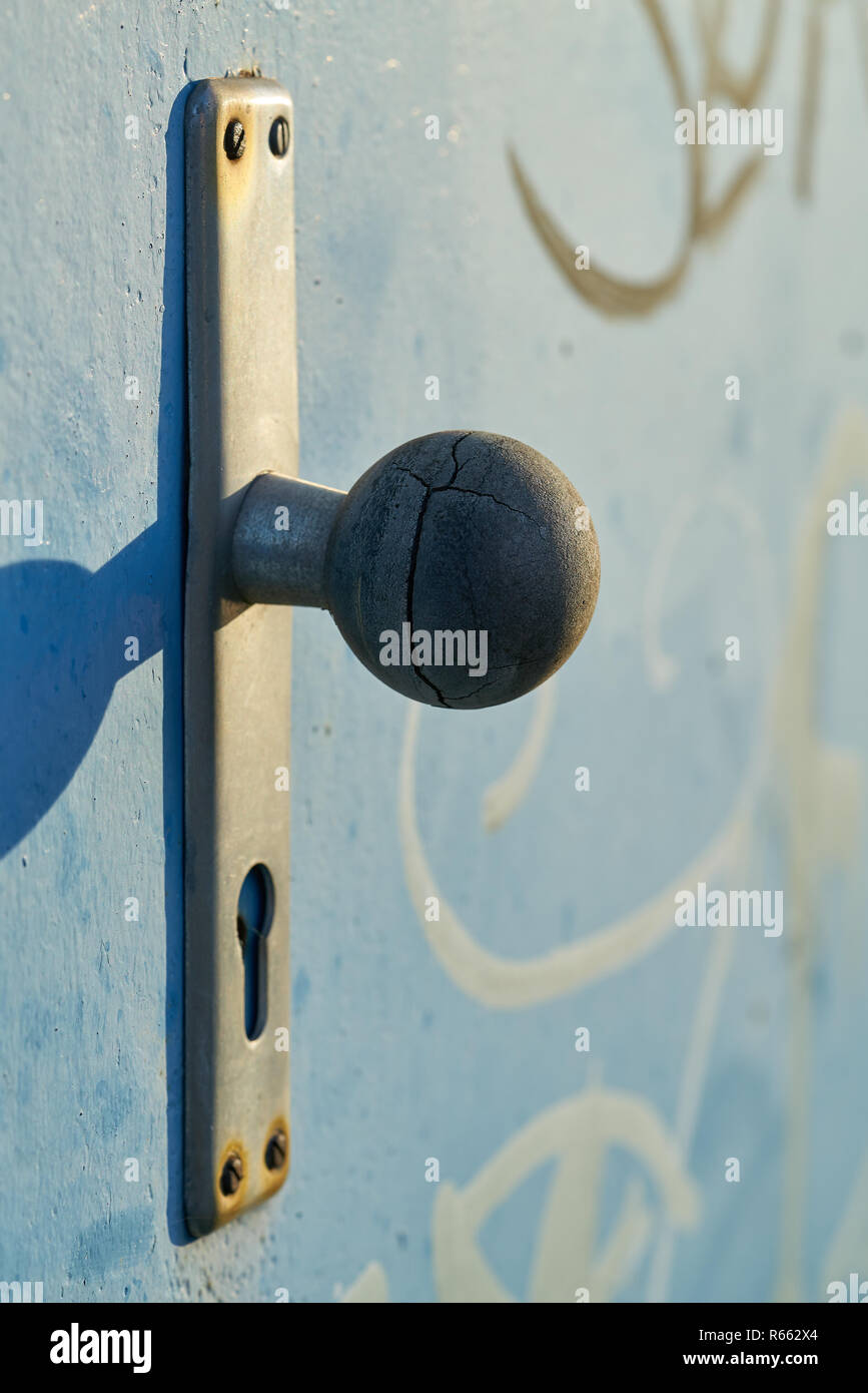 Poignée sur une porte en acier dans le port de Magdeburg Banque D'Images