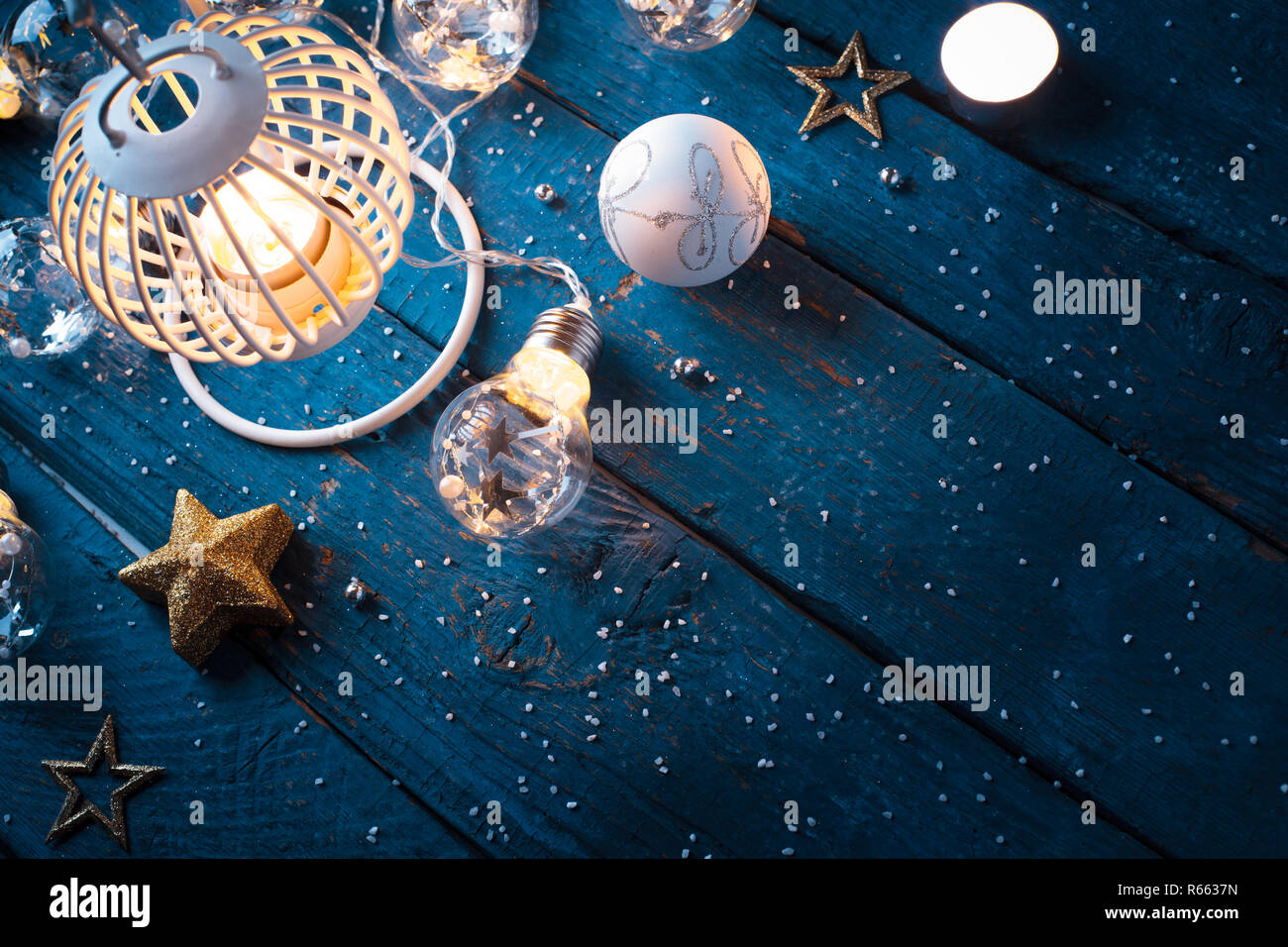 Lanterne de Noël avec des décorations sur blue background Banque D'Images