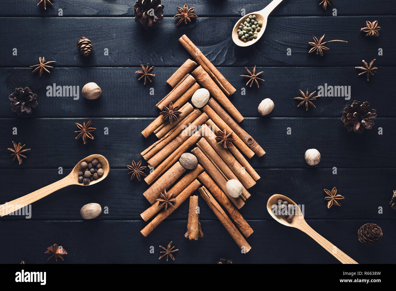 Arbre de Noël de cannelle, badiane, muscade et d'épices sur fond sombre Banque D'Images