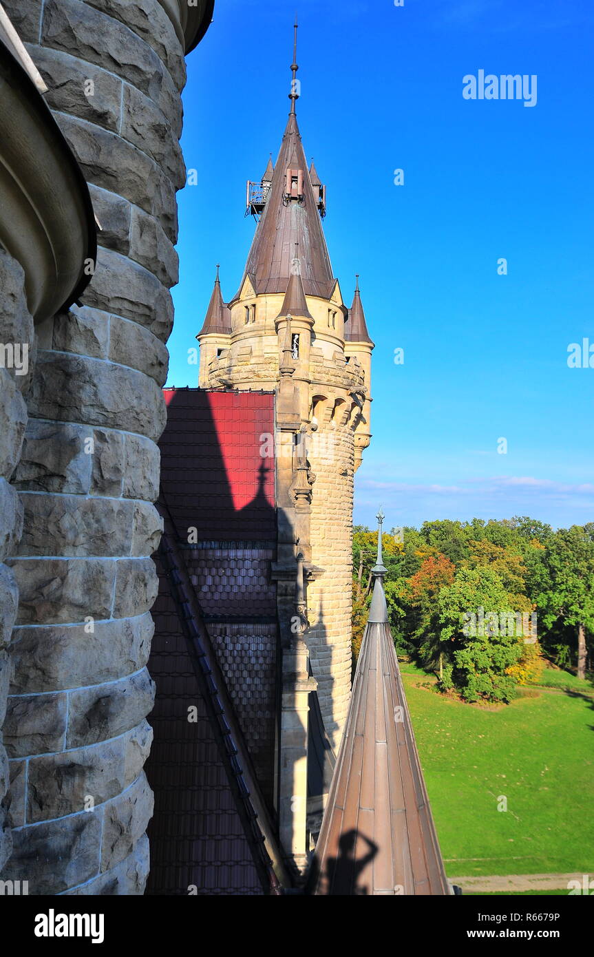 Moszna Château, Silésie, Pologne, octobre 2017. Tour de sanglier avec squelette dans la fenêtre. Banque D'Images