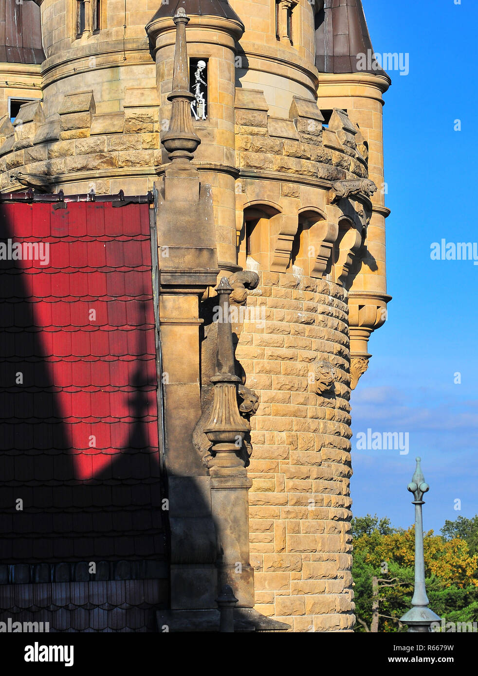 Moszna Château, Silésie, Pologne, octobre 2017. Tour de sanglier avec squelette dans la fenêtre. Banque D'Images
