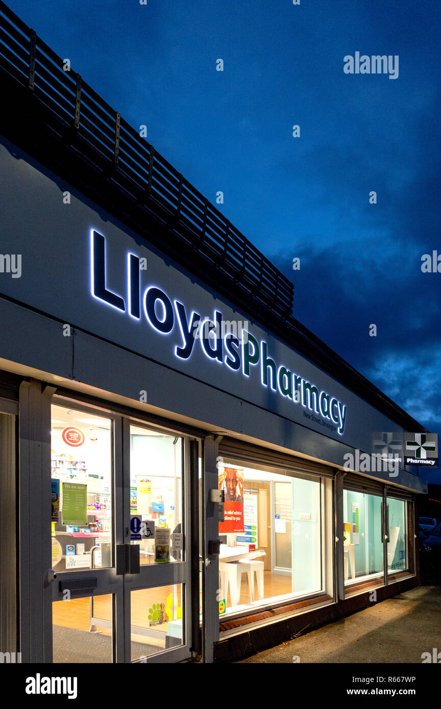 Shop éclairé avant de signer à la tombée de la Lloyds chimiste à Dinnington Sheffield, UK Banque D'Images