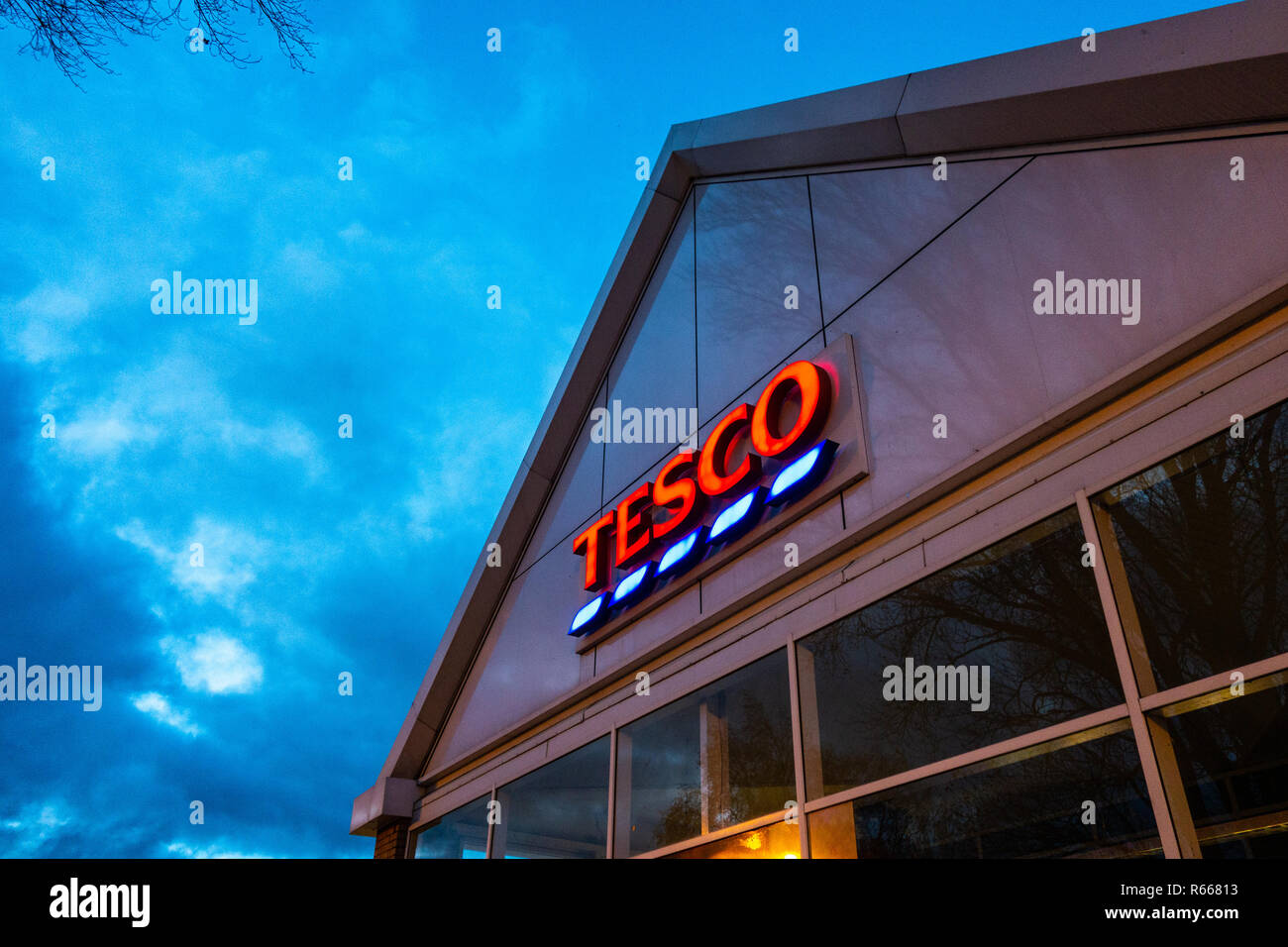 Tesco illuminée au crépuscule signe à Dinnington Sheffield, UK Banque D'Images