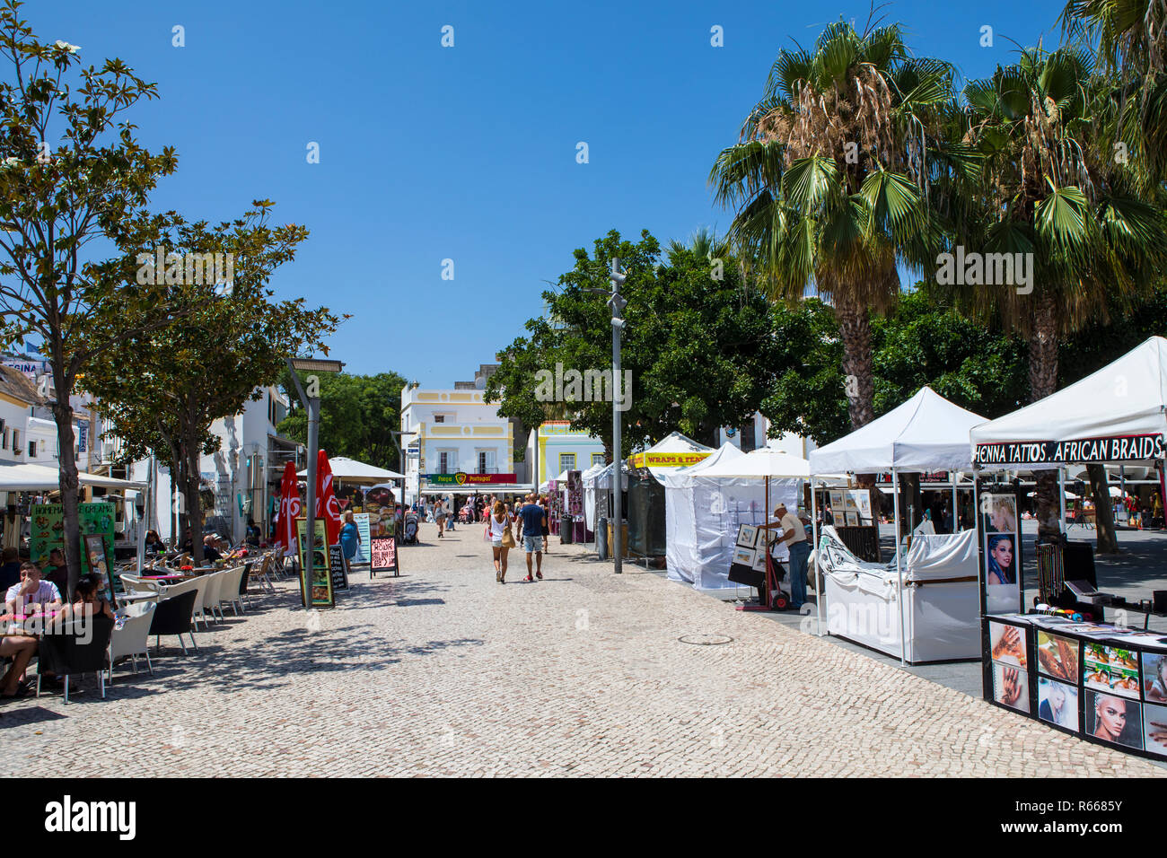 ALBUFEIRA, PORTUGAL - 13 juillet 2018 : une vue d'une des rues de la vieille ville d'Albufeira au Portugal, le 13 juillet 2018. Banque D'Images