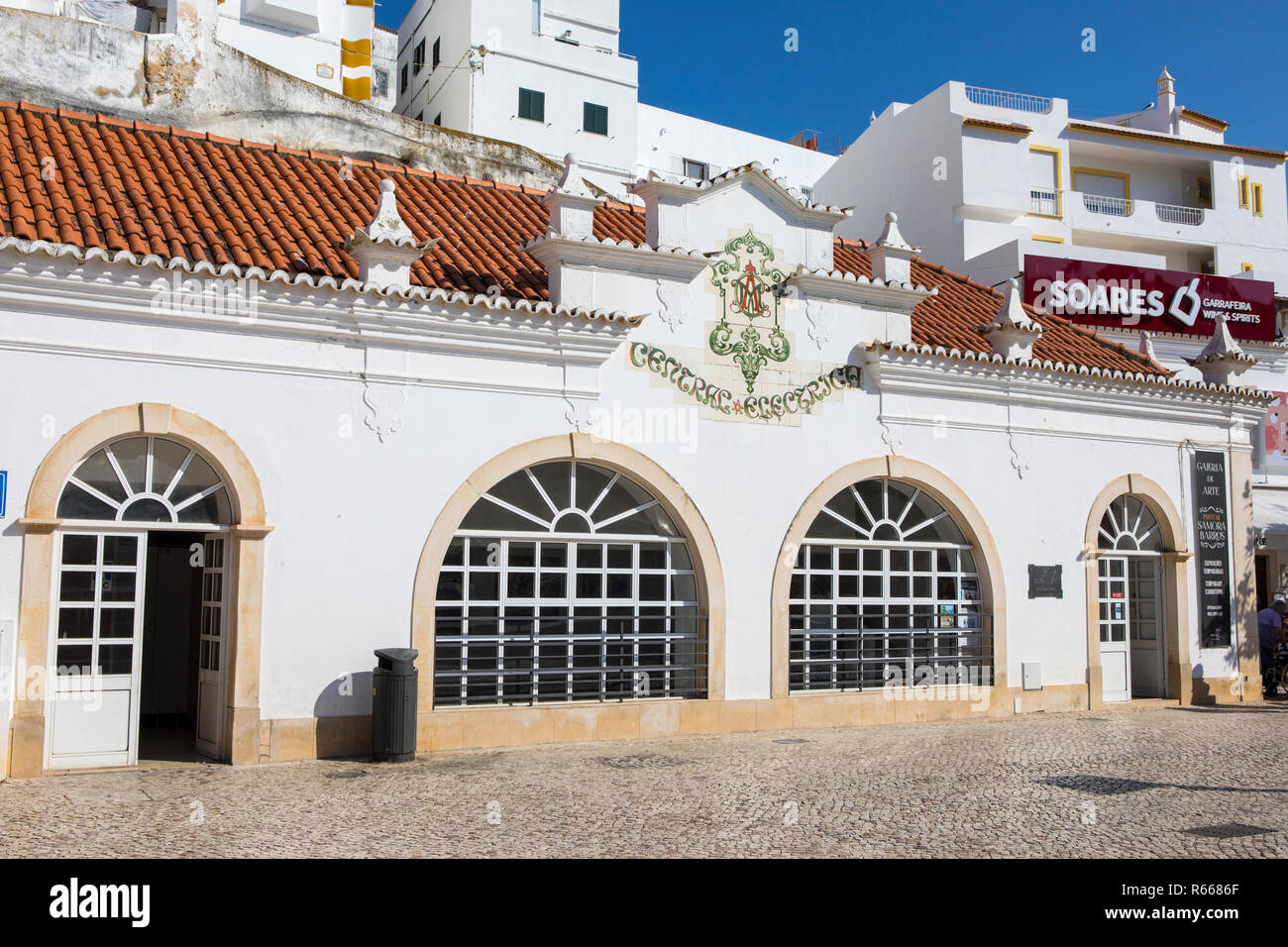 ALBUFEIRA, PORTUGAL - 13 juillet 2018 : une vue de l'ancienne centrale électrique bâtiment qui abrite aujourd'hui la Galerie d'Art de la vieille ville d'Alb Banque D'Images