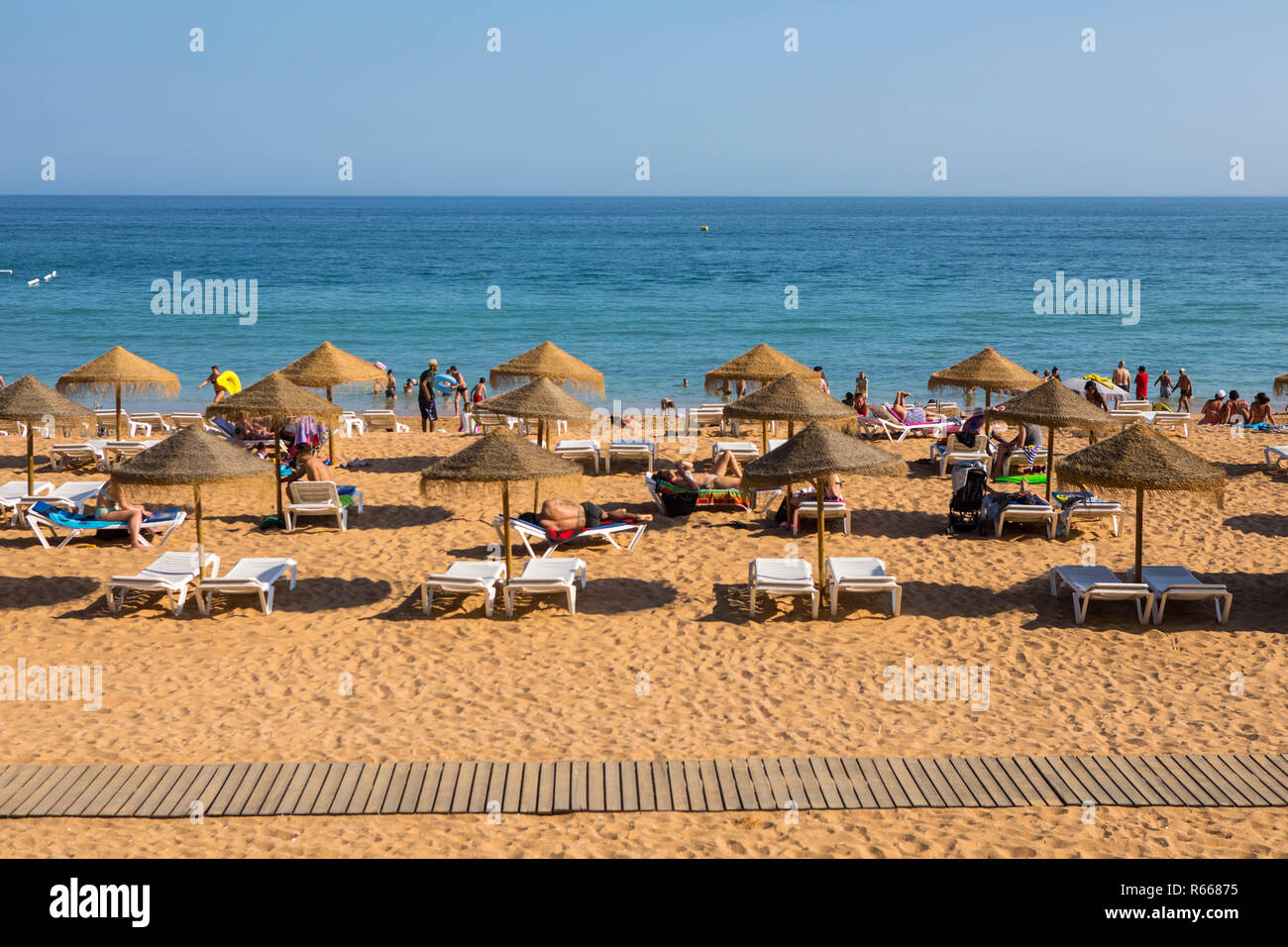 ALBUFEIRA, PORTUGAL - 13 juillet 2018 : une vue sur la magnifique plage Peneco à Albufeira, Portugal, le 13 juillet 2018.. Banque D'Images