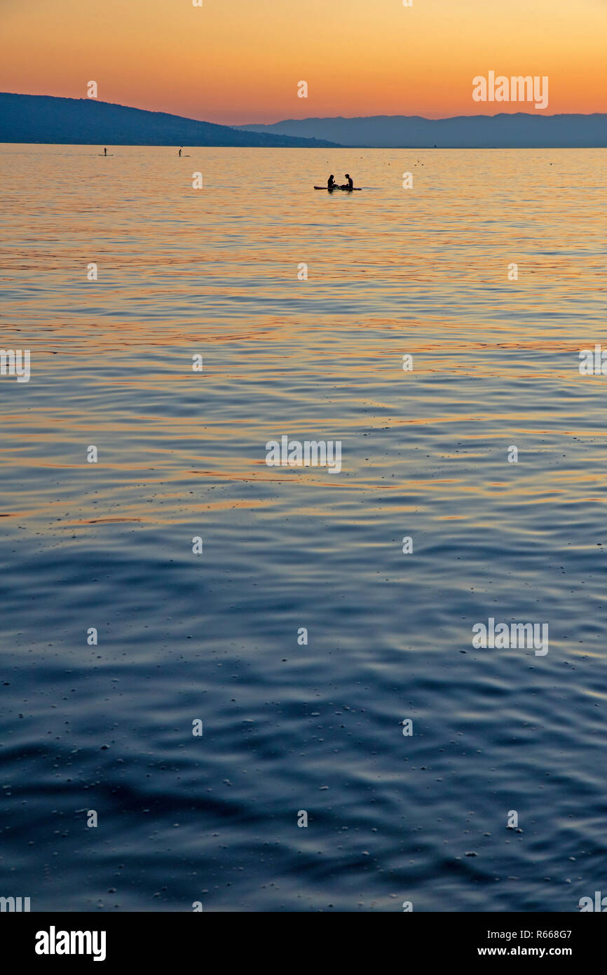 Kayak sur le Lac Léman au coucher du soleil à Vevey Banque D'Images