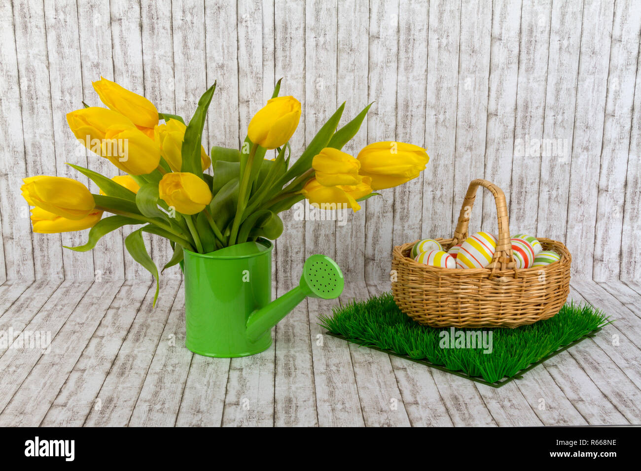 Tulipes jaunes avec des oeufs de pâques Banque D'Images