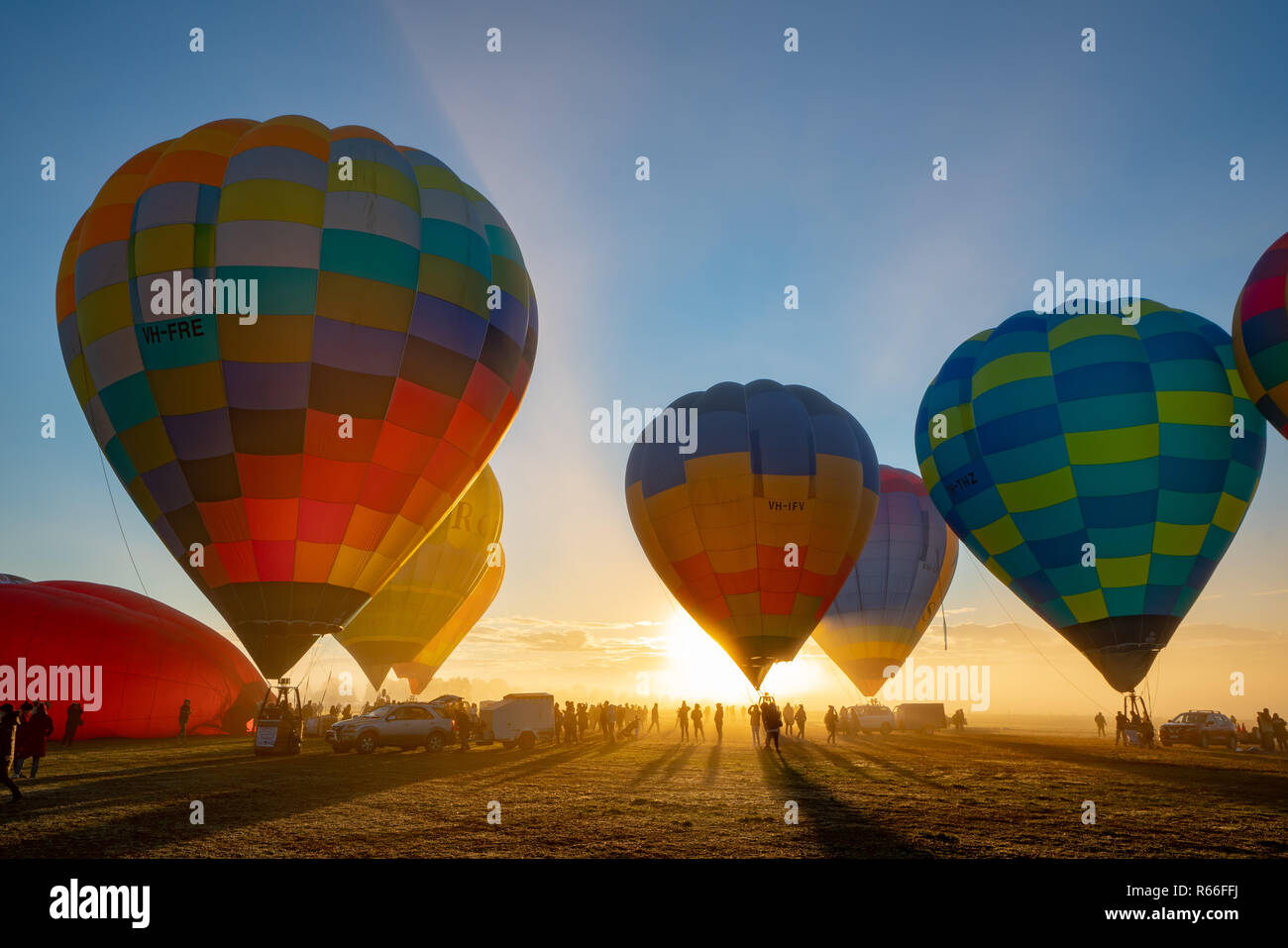 Ballons gonflés au King valley hot air balloon festival à Victoria, en Australie. Banque D'Images