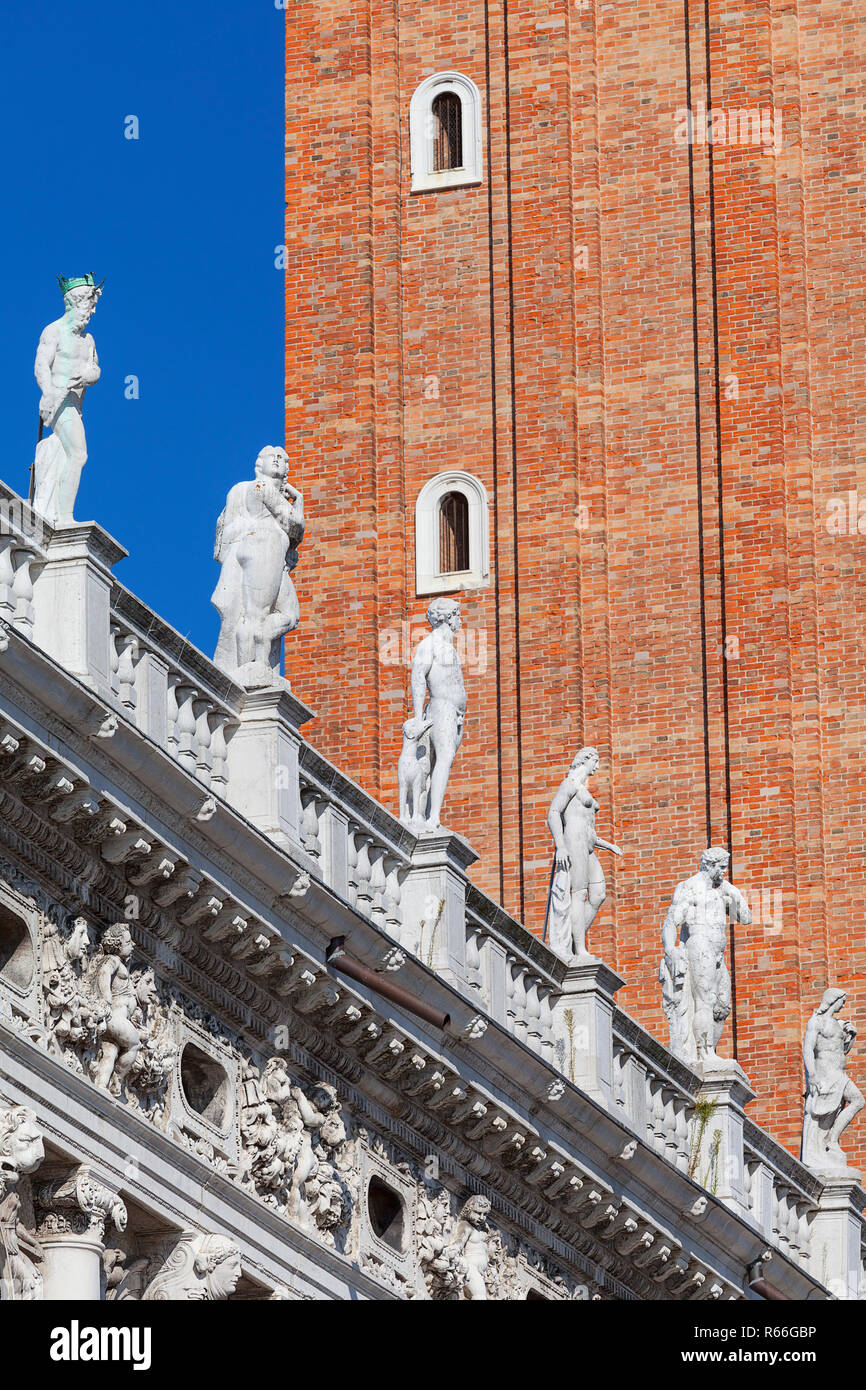 Bibliothèque Marcienne (Biblioteca Marciana), statues en haut, Venise, Italie Banque D'Images