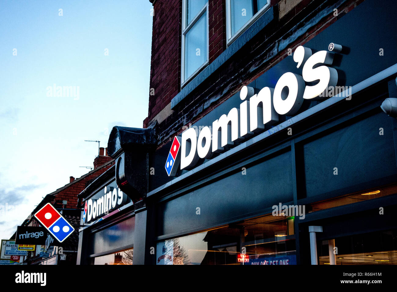 Avant la tombée de la boutique de droit d'un signe lumineux Dominos Pizza à Rotherham, South Yorkshire, Angleterre Banque D'Images