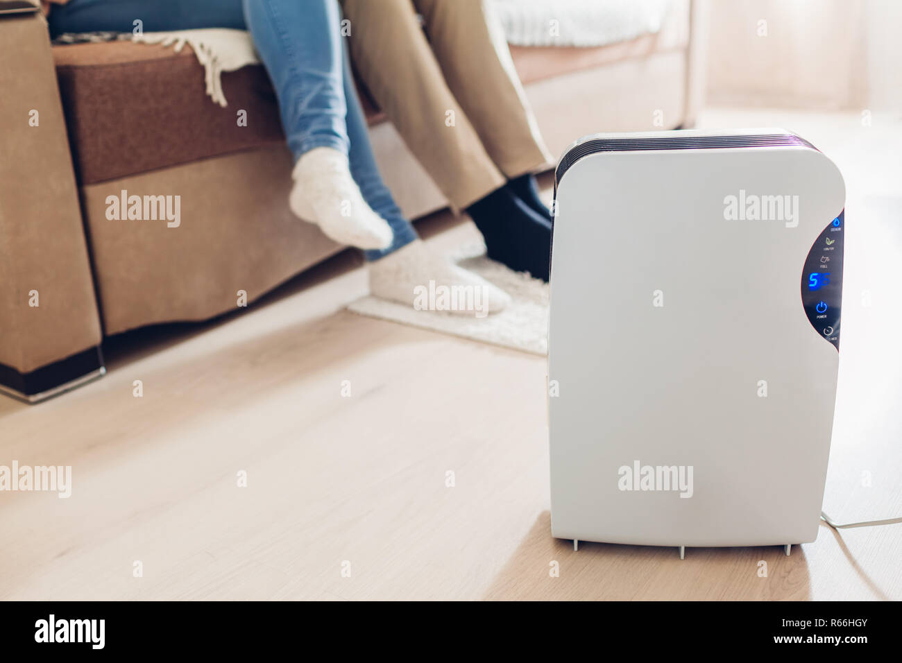 Déshumidificateur avec l'écran tactile, l'indicateur d'humidité, uv lampe, air ioniseur, récipient de l'eau travaille en vacances alors que les gens se détendre. Close up Banque D'Images