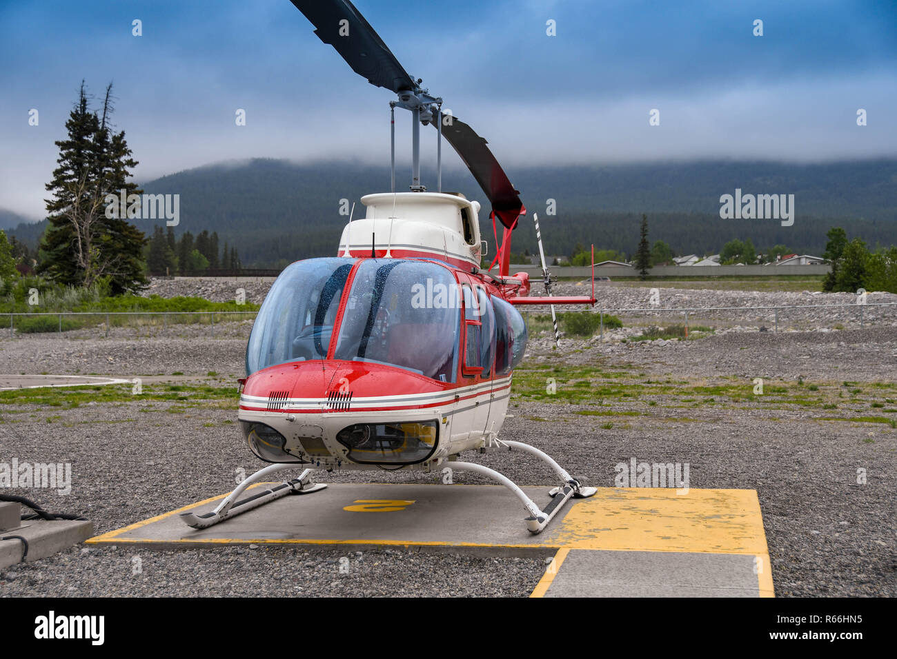 CANMORE, ALBERTA, CANADA - Juin 2018 : hélicoptère Bell 206 Longranger exploité par Alpine Helicopters depuis sa base à Canmore, Banque D'Images